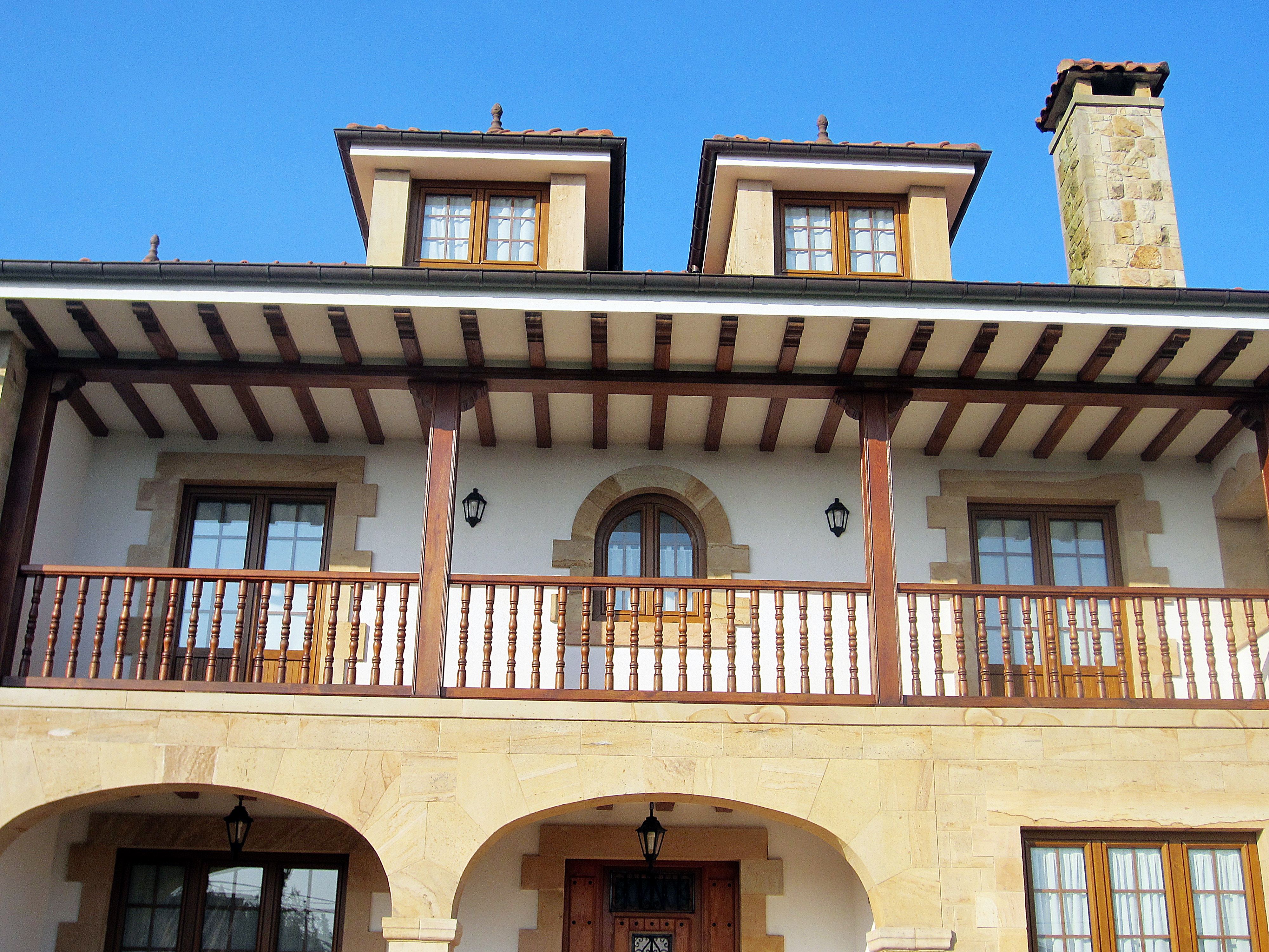 detalle-balcon-madera-casa-pedrec3b1a.jpg